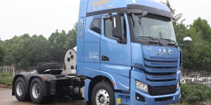 .18全球首发|围观江淮跨越15L 530+大马力天然气自动挡牵引车